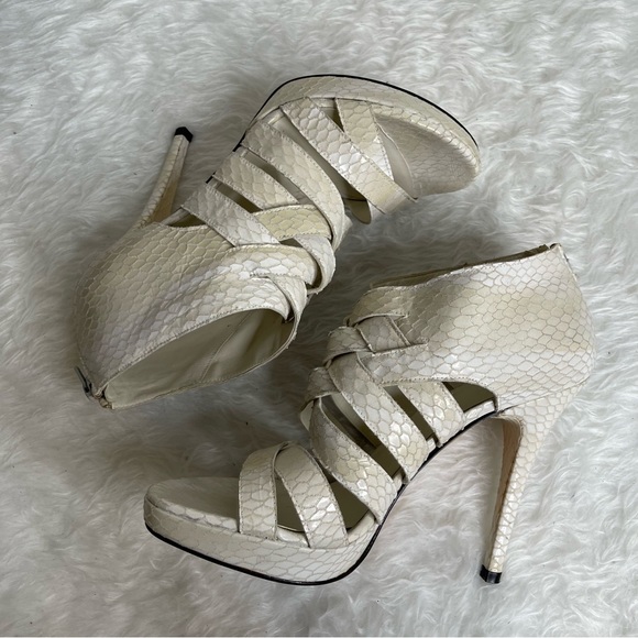 NWOB Stuart Weitzman snake heels In ivory size 9 - Picture 4 of 15